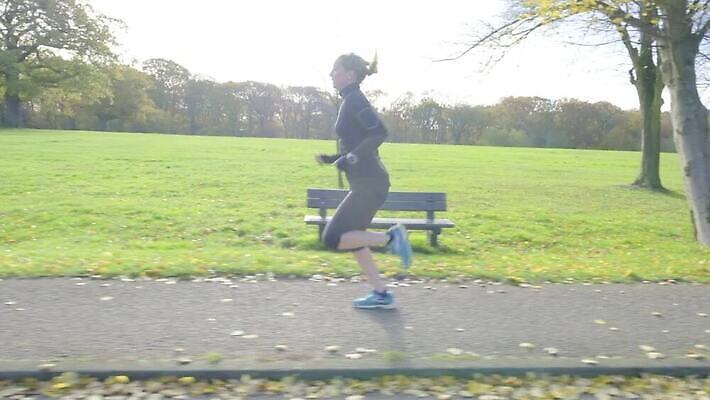 백인 라이프스타일 웰빙 공원 행복 스포츠 중년 포즈 아침 건강 한명 사람 성인 야외 운동복 달리기 조깅 운동 활발 결심 연습 노력 에어로빅 달리기선수 바디케어 크로스컨트리 자극 MP4 해외동영상 클립영상 주간 서양인 1 옷 공공시설 감정 컨셉 모션 생활 춤 육상선수 동영상 파일형식