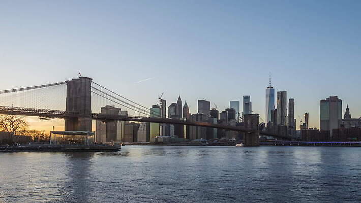 여행 건축양식 사람없음 건물 강 도시풍경 고층빌딩 미국 황혼 일몰 새벽 도시 도심 야간 저녁 뉴욕 스카이라인 맨해튼 빛망울 랜드마크 4K 타임랩스 MOV 해외동영상 클립영상 자연요소 건축물 건축 북아메리카 촬영기법 풍경 빌딩 빛 노을 동영상 파일형식