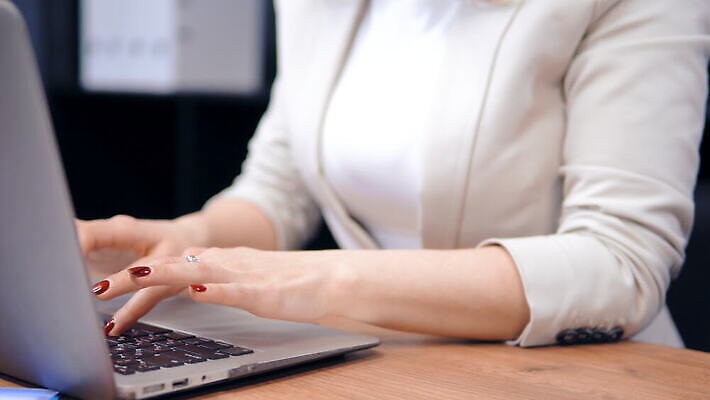 직업 1 라이프스타일 응시 여자 감정 성공 노동자 직장 한명 사람 정장 컴퓨터 사무실 재킷 타이핑 업무 작업 비즈니스우먼 효율 유일 4K MOV 해외동영상 클립영상 시선 옷 컨셉 회사 비즈니스 생활 전자제품 외투 직장인 동영상 파일형식