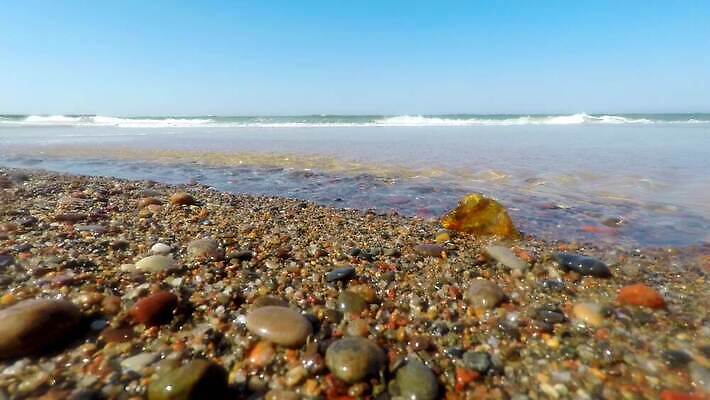 컬러 오렌지 자연 하늘 선물 사람없음 치료 물 파란색 빛 컬러풀 노란색 유행 소리 조약돌 바위 투명 서핑 매끈함 큼 신비 천 소중 발굴 부드러움 화석 내추럴 발트해 옛날 지질학 4K MP4 해외동영상 클립영상 자연요소 교육 바다 컨셉 과일 의학 북유럽 돌 직물 수상스포츠 감각 크기 생태계 동영상 파일형식