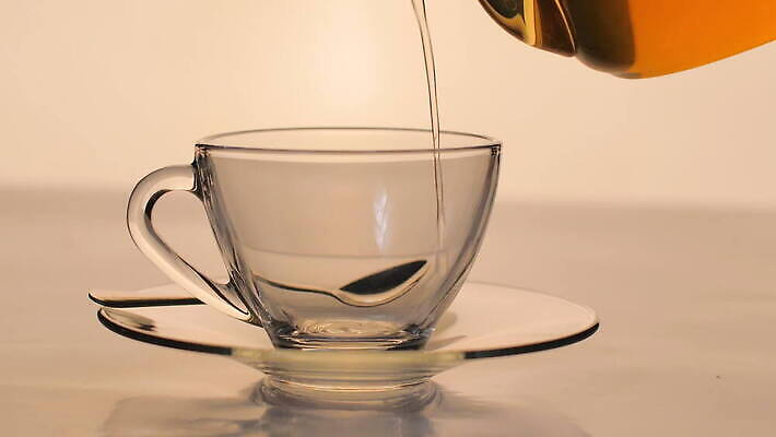 라이프스타일 음료 선 유리 탁자 휴식 주택 따뜻함 건강 요리 사람없음 컵 물 빛 갈색 노란색 흐름 가을 신선 조끼 뜨거움 항아리 투명 액체 사발 붓기 차 맛 떨어짐 아침식사 찻주전자 민트 허브 상쾌 유기농 아로마 단절 맛있는 4K MOV 해외동영상 슬로모션 클립영상 자연요소 식물 식기 웰빙 계절 감정 컬러 가구 컨셉 모션 재질 주전자 촬영기법 건물 생활 식사 외투 도자기 사기그릇 동영상 파일형식