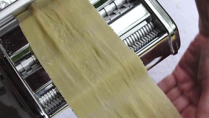 손 여자 줄 음식 빵 탁자 추상 주택 건조 파스타 건강 스파게티 관리 사람 사람없음 햇빛 노란색 기계 이탈리아 면 업무 수프 자르기 시리얼 국수 반죽 만들기 밀가루 라비올리 라자냐 마카로니 이스트 특별함 핸드메이드 토르텔리니 4K MOV 해외동영상 클립영상 유럽 컬러 가구 컨셉 무늬 모션 서양음식 건물 신체부위 태양 면류 작업 이탈리아음식 가루 동영상 파스타면 파일형식