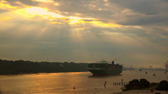 산업 교통시설 하늘 독일 사람없음 야외 물 빛 강 햇빛 항구 새벽 지역 함부르크 4K 락다운 MOV 해외동영상 클립영상 자연요소 유럽 교통 태양 시설 동영상 파일형식