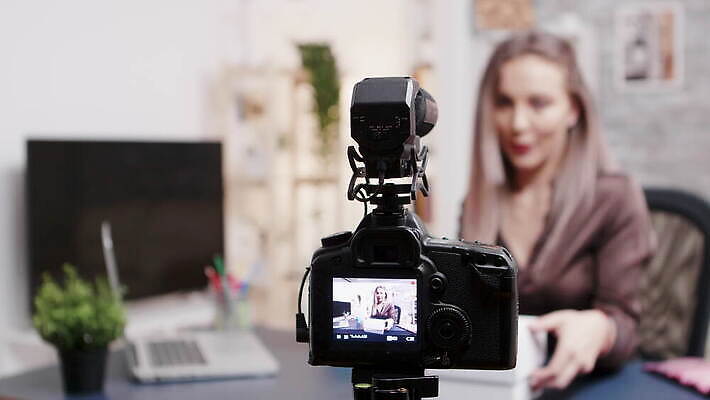 직업 라이프스타일 여자 얼굴 인터넷 비즈니스 주택 실내 미소 뷰티 유행 카메라 디지털 촬영 웹 화장품 장비 정보 업무 네트워크 방송 온라인 동영상 블로거 블로그 소셜 생존 스타일 크리에이터 1인미디어 4K MOV 해외동영상 클립영상 표정 사람 내부 건물 생활 신체부위 전자제품 작업 파일형식