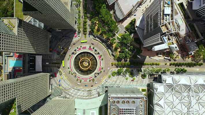 외관 아시아 여행 비즈니스 건축양식 교통시설 자동차 하늘 사람없음 건물 도시풍경 고층빌딩 동남아시아 도시 원형 도심 교차로 지역 스카이라인 싱가폴 드론 랜드마크 4K MP4 해외동영상 클립영상 도형 건축물 건축 나라 길 육상교통 교통 풍경 빌딩 시설 동영상 파일형식