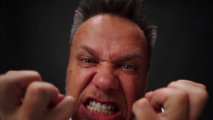 백인 남자 감정 얼굴 백그라운드 비즈니스 스트레스 실내 한명 사람 성인 스마트폰 검은색 외침 분노 표현 업무 비즈니스맨 좌절 충돌 불안 문제 고립 공격적 비명 위기 혼자 4K MOV 해외동영상 클립영상 서양인 1 컬러 컨셉 내부 신체부위 핸드폰 스마트기기 소리 작업 직장인 동영상 파일형식