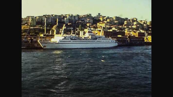 외관 바다 여행 건축양식 교통시설 하늘 휴가 이스탄불 사람없음 야외 건물 물 여름 파란색 도시풍경 항구 수확 골동품 도시 거친 보트 역사 클래식 도서관 필름 영화 향수 문서 복고 함선 포트 칠면조 구식 랜드마크 보관소 보스포루스 아마추어 옛날 4K MOV 튀르키예 해외동영상 클립영상 자연요소 건축물 계절 교육 건축 아시아 컬러 교통 컨셉 농업 배_교통 조류 문화예술 풍경 화장품 저장 시설 동영상 파일형식