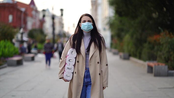 유럽 종이 건강 가면 한명 사람 쇼핑 약 판매 건강관리 이탈리아 고통 도시 조직 스페인 바이러스 보호 구매 질병 무서움 두통 공포 돌봄 위생관리 전염병 코로나바이러스 사회적거리두기 비어있는 4K 락다운 MOV 해외동영상 클립영상 1 감정 나라 캠페인 컨셉 의학 모션 관리 동영상 파일형식