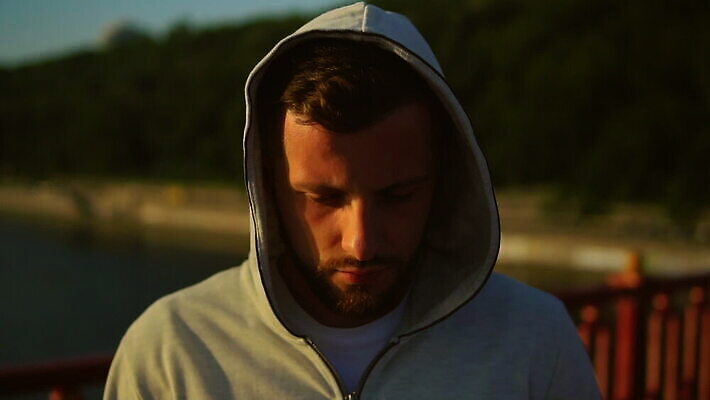 응시 옷 남자 자연 수염 한명 20대 야외 30대 울타리 햇빛 일출 일몰 회색 덮개 도시 오픈 닫기 연습 이륙 정직 골프티 운동가 진실 철책 디테일 MOV 해외동영상 클립영상 1 시선 컬러 모션 골프용품 사람 청년 장년 담장 태양 노을 뚜껑 생태계 동영상 파일형식