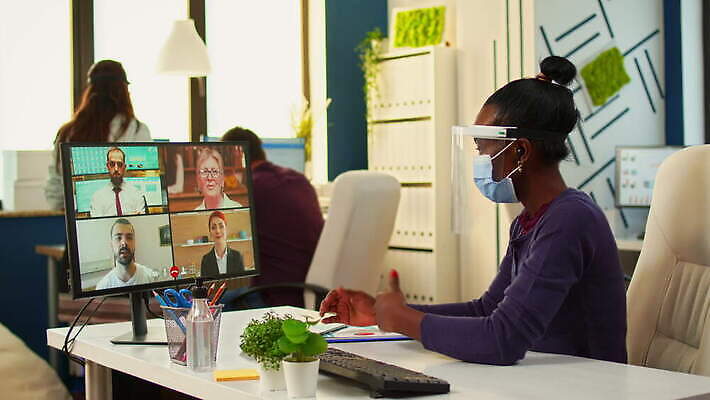 회사 비즈니스 사업가 직장 건강 대화 가면 사람없음 금융 컴퓨터 사무실 검은색 헤드폰 외침 듣기 작업 비즈니스우먼 그룹 바이러스 보호 종업원 무선전화기 동료 컨설턴트 경영자 예방 부름 다민족 마케팅 영상통화 프리랜서 네트워킹 코로나바이러스 뉴노멀 4K MOV 해외동영상 클립영상 직업 여자 컬러 음향기기 컨셉 관계 모션 말하기 경제 전자제품 소리 직장인 네트워크 전문직 전화기 상담 리더 통화 동영상 파일형식