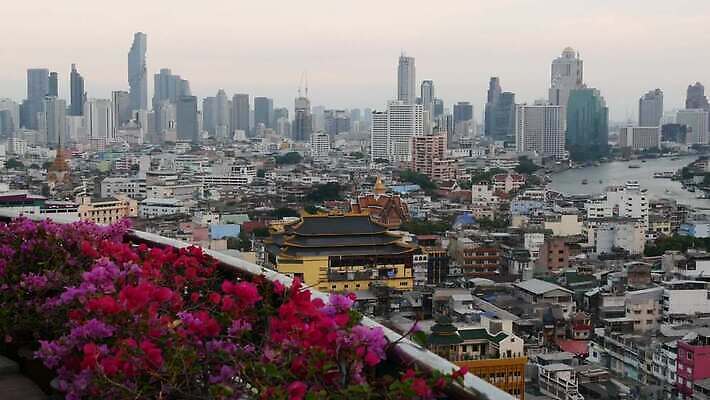 전통 외관 꽃 백그라운드 꽃무늬 건축양식 태국 거리 주택 안테나 파노라마 풍경 사람없음 야외 건물 가로 금융 도시풍경 탑 고층빌딩 황혼 안개 벚꽃 도시 오염 도심 방콕 상업 화단 지역 대도시 스카이라인 스모그 4K MP4 해외동영상 클립영상 식물 건축물 건축 아시아 무늬 통신 날씨 촬영기법 빌딩 경제 일몰 동영상 파일형식
