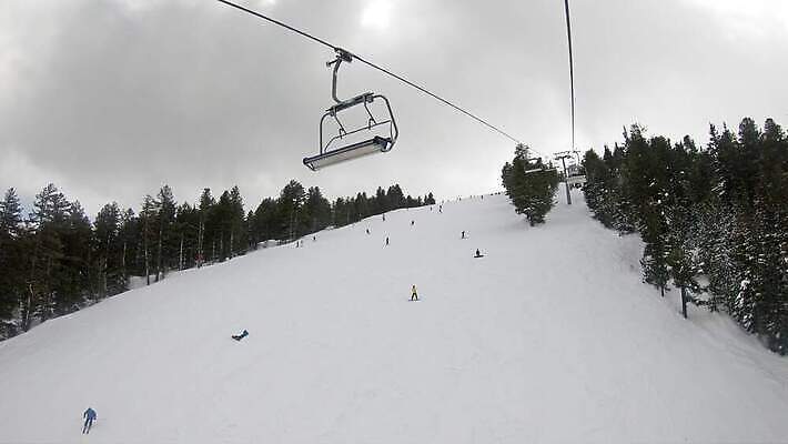 라이프스타일 계절 유럽 스포츠 여행 겨울 의자 모션 하늘 휴가 스키 산 안테나 사람 풍경 경사 사람없음 맑음 추위 흰색 정상 휴양지 알프스 리프트 스키선수 느림 1인칭시점 4K 반스코 MP4 해외동영상 슬로모션 클립영상 시선 나라 컬러 가구 통신 날씨 겨울스포츠 운동선수 촬영기법 생활 장소 동영상 불가리아 파일형식