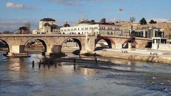 유럽 문화 여행 건축양식 하늘 새로움 파노라마 미술 사람없음 야외 건물 물 강 도시풍경 조각상 바위 흰색 도시 센터 역사 도심 박물관 타운 기념물 천연기념물 고고학 공화국 랜드마크 마케도니아 발칸반도 수도권 옛날 4K MP4 해외동영상 클립영상 자연요소 건축물 교육 건축 나라 컬러 컨셉 문화예술 촬영기법 풍경 조형물 돌_바위 지역 동영상 파일형식 남유럽