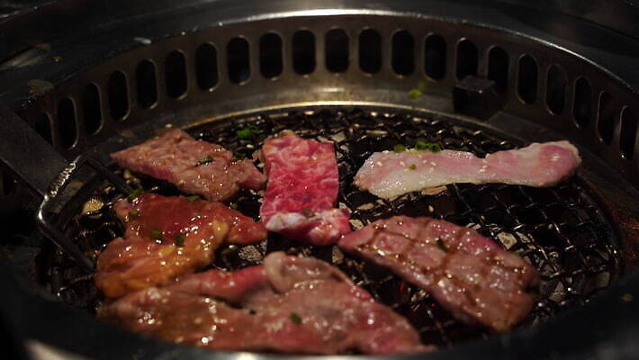 전통 그릇 접시 음식 조각 재료 불꽃 한국 육류 돼지고기 스테이크 요리 사람없음 가로 주방 식당 일본 식사 저녁식사 소고기 신선 뜨거움 연기 맛 그릴 인스턴트 바비큐 굽기 날것 칼로리 숯 점심식사 뷔페 맛있는 4K MOV 해외동영상 클립영상 식기 아시아 컨셉 식재료 주방용품 불 서양음식 상점 구이 동영상 파일형식