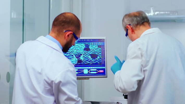 직업 과학 건강 현미경 실험 사람없음 치료 약 검은색 장비 간호사 의사 그룹 엔지니어 실험실 바이러스 보호 질병 생명공학 연구원 과학자 분석 직원 생물학 하이테크 미생물 혁명 개발 백신 전염병 화학자 코로나바이러스 4K MOV 해외동영상 클립영상 교육 컬러 컨셉 의학 생물 기술 실험기구 의료진 기술자 동영상 학자 파일형식