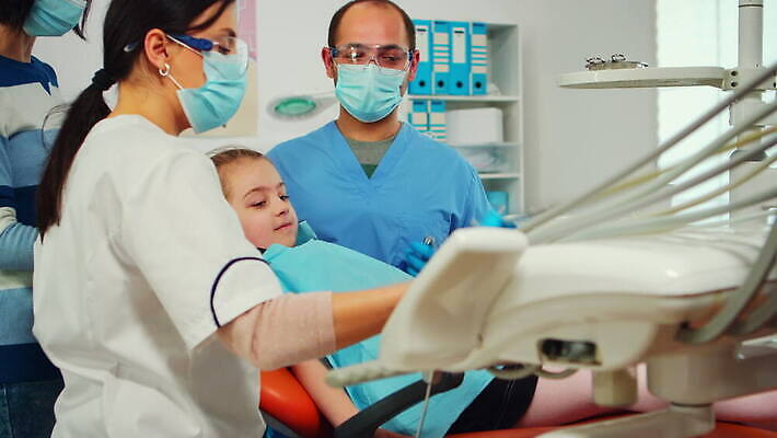 직업 어린이 엄마 조명 엑스레이 건강 치과 병원 대화 설명 사무실 약 장비 시험 환자 간호사 의사 도구 램프 치아 치과의사 예방 약속 방문 외과 틀니 치아교정 치통 4K 구강학 MOV 해외동영상 클립영상 교육 비즈니스 의학 가족 모션 말하기 사람 의료진 소화기관 질병 교정 동영상 파일형식