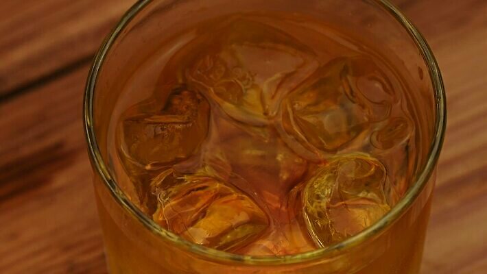 1 라이프스타일 문화 음료 백그라운드 유리 탁자 사람없음 목재 얼음 마시기 알코올 칵테일 바 투명 붓기 닫기 떨어짐 계산대 가득함 큐브 상쾌 각도 암초 쏟아짐 버번 브랜디 위스키 스플래쉬 카피스페이스 MOV 해외동영상 슬로모션 클립영상 자연요소 나무 감정 가구 컨셉 재료 모션 재질 주류 촬영기법 생활 공백 동영상 파일형식