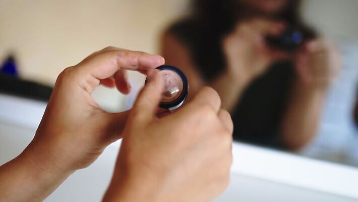 손 여자 컬러 백그라운드 가방 장신구 그림자 성인 빨간색 컬러풀 뷰티 유행 페인트 화장품 거울 립스틱 흰색 붓 화려 닫기 상품 가루 볼터치 피부 책상 오브젝트 준비 만들기 아이섀도 돌봄 스타일 4K MOV 해외동영상 클립영상 잡화 가구 컨셉 모션 사람 신체부위 화장 동영상 파일형식