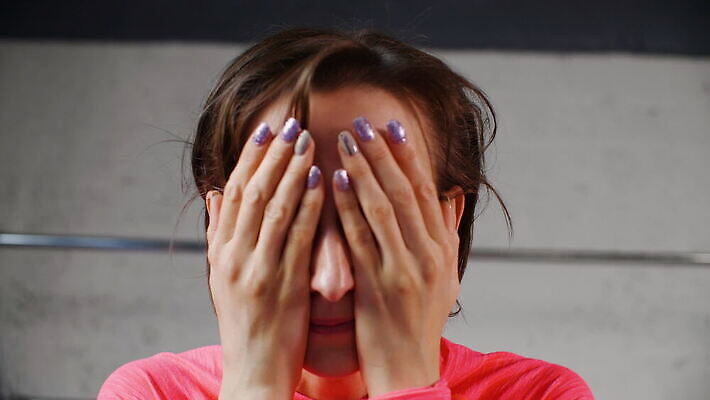 손 응시 여자 얼굴 백그라운드 휴식 스트레스 주택 갈색머리 건강 피곤 한명 사람 성인 머리 고통 터치 슬픔 질병 집중 피부 두통 문제 돌봄 압력 우울증 편두통 MOV 해외동영상 클립영상 1 헤어스타일 시선 감정 컨셉 의학 모션 건물 신체부위 동영상 파일형식