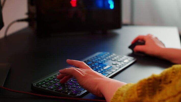 직업 라이프스타일 컨셉 인터넷 놀이 주택 앉기 취미 사람없음 그래픽 컴퓨터 스크린 모니터 헤드폰 경쟁 방 흐름 게임 키보드 네트워크 개울 야간 발사 사이버 슛 사수 온라인 동영상 게이머 비디오게임 토너먼트 플레이어 크리에이터 4K MOV 해외동영상 클립영상 자연요소 음향기기 모션 건물 생활 전자제품 강 파일형식 1인미디어