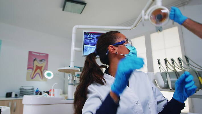 백인 직업 응시 안경 얼굴 장갑 의자 조명 건강 치과 병원 가면 마스크 치료 사무실 약 카메라 장비 환자 의사 도구 램프 작업 입 수술 치아 캐비닛 확인 치과의사 방문 외과 돌봄 위생관리 치아교정 1인칭시점 4K 구강학 MOV 해외동영상 클립영상 서양인 시선 잡화 가구 비즈니스 의학 모션 관리 신체부위 전자제품 의료진 소화기관 사물함 교정 동영상 파일형식