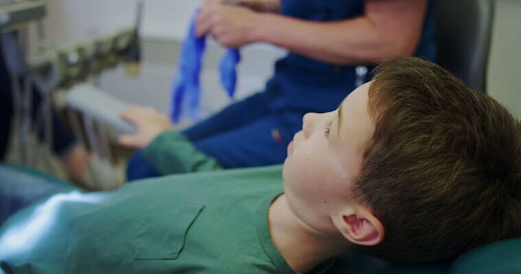 백인 여자 남자 초등학생 어린이 중년 장갑 영국 잉글랜드 실내 사람 소년 두명 아웃포커스 세명 건강관리 기댐 환자 준비 치과의사 치과용품 서식스 4K MOV 해외동영상 클립영상 서양인 학생 잡화 유럽 의학 모션 촬영기법 건강 관리 성인 내부 의사 의료용품 동영상 파일형식