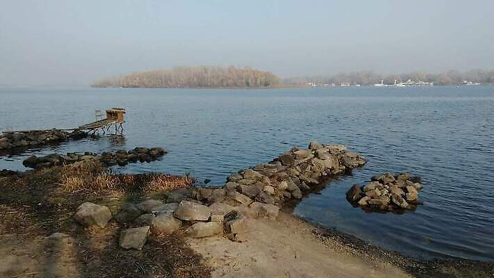 나무 호수 모래 섬 여행 오렌지 자연 하늘 아침 사람없음 야외 빨간색 물 파란색 빛 강 햇빛 반사 노란색 평화 침묵 안개 보트 버드나무 장면 미루나무 우크라이나 4K MP4 해외동영상 클립영상 주간 자연요소 식물 유럽 컬러 컨셉 배_교통 과일 날씨 태양 소리 생태계 동영상 파일형식