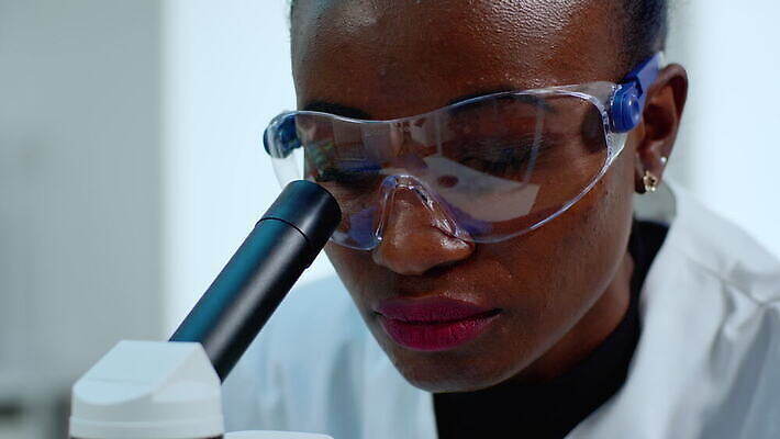 직업 응시 과학 건강 현미경 실험 사람없음 치료 약 검은색 장비 간호사 의사 그룹 엔지니어 실험실 아프리카인 바이러스 닫기 보호 질병 생명공학 연구원 과학자 분석 직원 미생물 다민족 개발 백신 전염병 화학자 코로나바이러스 4K MOV 해외동영상 클립영상 외국인 시선 컬러 컨셉 의학 모션 생물 실험기구 의료진 기술자 동영상 학자 파일형식