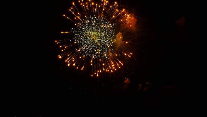 기념일 여행 백그라운드 하늘 휴가 불꽃 기념 폭죽 불꽃놀이 이벤트 사람없음 빨간색 빛 컬러풀 파티 축제 축하 도시 야간 저녁 쇼 크리스마스이브 4K MOV 해외동영상 클립영상 자연요소 컬러 컨셉 크리스마스 놀이 불 동영상 파일형식
