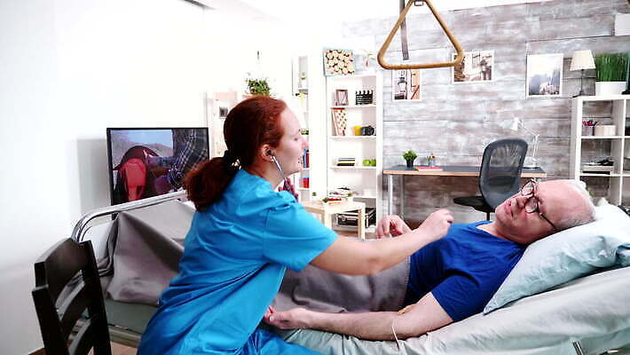 백인 여자 노년 남자 청진기 주택 실내 건강 병원 사람 앉기 성인 치료 약 듣기 고통 환자 간호사 의사 침대 도움 맥박 질병 은퇴 간호 확인 주기 방문 돌봄 옛날 지원 4K MOV 해외동영상 클립영상 서양인 감정 가구 컨셉 의학 의료기기 모션 내부 건물 의료진 동영상 파일형식