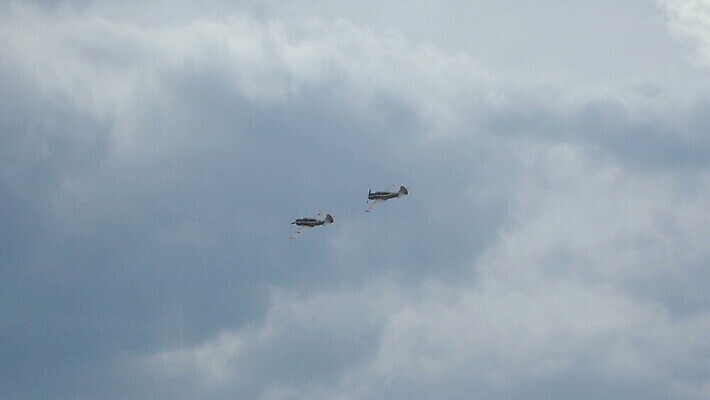 하늘 비행기 안테나 사람없음 파란색 세계 힘 수확 골동품 역사 작음 파일럿 공군 항공 복고 군용 프로펠러 전쟁 쇼 해군 제트기 에어쇼 대패 옛날 착륙 폭격기 MOV 해외동영상 클립영상 직업 무기 컬러 농업 통신 항공교통 대중교통 군대 크기 동영상 파일형식