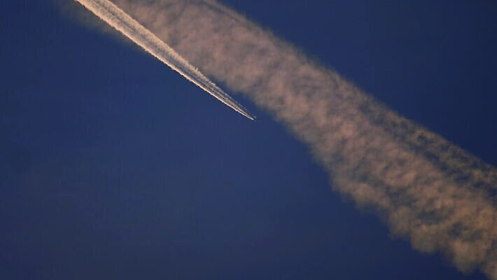 여행 백그라운드 교통시설 자국 하늘 휴가 비행기 사람없음 빨간색 파란색 일몰 흰색 물방울 연기 저녁 항공 속도 제트기 승객 대패 4K MOV 해외동영상 클립영상 컬러 교통 항공교통 대중교통 노을 야간 시설 동영상 파일형식