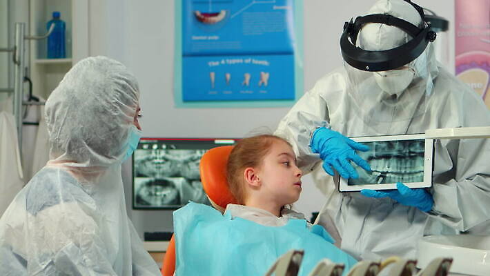 딸 어린이 엄마 엑스레이 건강 치과 병원 작업복 말하기 대화 설명 알약 약 디지털 시험 환자 의사 가리킴 발표 바이러스 치아 보호장비 치과의사 틀니 위생관리 치아교정 치통 코로나바이러스 뉴노멀 4K 구강학 MOV 해외동영상 클립영상 옷 교육 의학 가족 모션 관리 사람 손짓 경제 장비 의료진 소화기관 질병 교정 동영상 파일형식