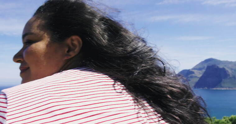 긴머리 응시 여자 바다 아프리카 바람 갈색머리 한명 성인 야외 물 30대 빛 햇빛 시골 남아프리카 케이프타운 혼혈 4K MOV 해외동영상 클립영상 자연요소 1 헤어스타일 시선 나라 날씨 사람 장년 태양 다문화 동영상 남아프리카공화국 파일형식