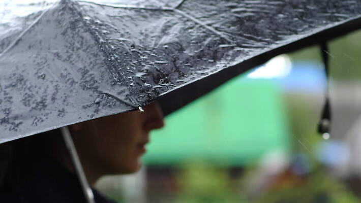 계절 실루엣 백그라운드 컨셉 우산 자연 날씨 한명 야외 물 파란색 빛 햇빛 검은색 어둠 봄 장비 젖음 슬픔 수확 신선 닫기 고독 떨어짐 보호 소프트포커스 빗방울 오브젝트 질감 폭풍 나쁜 뇌우 폭풍우 4K MOV 해외동영상 클립영상 자연요소 1 감정 컬러 농업 모션 촬영기법 사람 태양 비_날씨 자연재해 생태계 동영상 파일형식