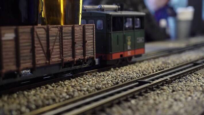 모델 유럽 도로 음료 선 음식 여행 교통시설 모션 놀이 탁자 휴가 맥주 뿔 요리 사람 취미 사람없음 내부 장식 컵 세트 장난감 식당 식사 저녁식사 어둠 기찻길 카페 미니어처 기차 수확 화물 분위기 역 상품 작음 수집 발굴 묘사 눈금 장면 마차 지역 체코 프라하 엔진 공학 점심식사 공화국 복제 선로 수집가 옛날 전국 특별함 4K MOV 해외동영상 클립영상 직업 식기 교육 나라 길 육상교통 교통수단 가구 교통 컨셉 농업 대중교통 주류 모형 상점 운송업 크기 시설 동영상 파일형식