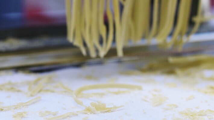 손 여자 줄 음식 빵 탁자 추상 주택 건조 파스타 건강 스파게티 관리 사람 사람없음 햇빛 노란색 기계 이탈리아 면 업무 수프 자르기 시리얼 국수 반죽 만들기 밀가루 라비올리 라자냐 마카로니 이스트 특별함 핸드메이드 토르텔리니 4K MOV 해외동영상 클립영상 유럽 컬러 가구 컨셉 무늬 모션 서양음식 건물 신체부위 태양 면류 작업 이탈리아음식 가루 동영상 파스타면 파일형식