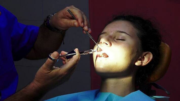 직업 어린이 건강 병원 주사기 치료 약 장비 환자 의사 업무 입 수술 당기기 치아 치과의사 슛 지역 주사약 외과 주인 잇몸 추출 4K 구강학 MP4 해외동영상 클립영상 신체 의학 의료기기 모션 사람 신체부위 의료진 작업 소화기관 동영상 파일형식