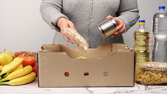 백인 손 잡화 음식 컨셉 과일 탁자 파스타 사람 성인 물 세트 상자 계란 회색 봉사 도움 캔 기름 사과 컨테이너 가난 복지 서비스 준비 커뮤니티 패키지 질서 통조림 짐싸기 기부 판지 돌봄 소셜 연대 오트밀 지원 헬프 자선단체 4K MOV 해외동영상 클립영상 자연요소 서양인 산업 컬러 가구 모션 서양음식 신체부위 알 예절 그룹 사회이슈 동영상 자선 파일형식 귀리