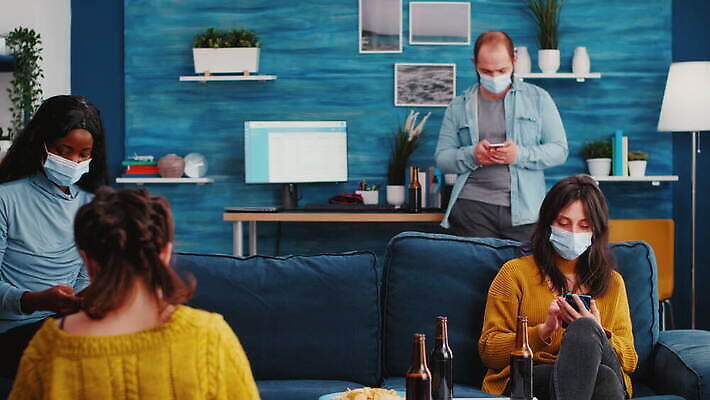 컨셉 거실 모바일 주택 맥주 대화 가면 마스크 사람없음 친구 스마트폰 핸드폰 소파 글로벌 검은색 우정 네트워크 그룹 뉴스 바이러스 보호 연결 예방 번짐 다인종 온라인 섞기 소셜 채팅 코로나바이러스 사교적 뉴노멀 4K MOV 해외동영상 클립영상 컬러 의자 관계 주류 말하기 인종 건물 경제 전자제품 스마트기기 동영상 파일형식 효과