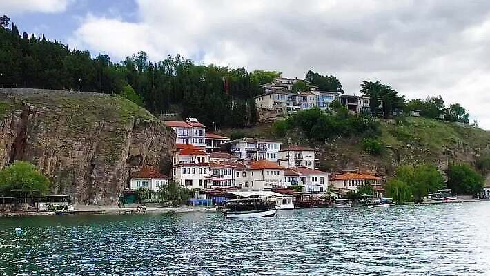 나무 전통 유럽 기독교 종교 문화 호수 여행 십자가 건축양식 자연 하늘 벽돌 산 사람없음 건물 물 성당 교회 탑 도시 사찰 성자 심볼 언덕 신성 타운 수도원 랜드마크 마케도니아 발칸반도 옛날 MP4 해외동영상 클립영상 자연요소 식물 건축물 건축 나라 종교건축 생태계 동영상 파일형식 남유럽