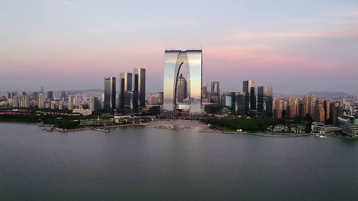 외관 아시아 호수 여행 비즈니스 건축양식 하늘 아침 안테나 풍경 사람없음 건물 금융 경제 도시풍경 일출 고층빌딩 중국 도시 센터 도심 큼 대문 상업 지역 동쪽 스카이라인 개발 랜드마크 4K MOV 해외동영상 클립영상 주간 건축물 건축 나라 통신 빌딩 문 노을 크기 방향 동영상 파일형식