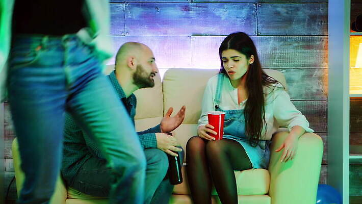 학생 여자 남자 음악 거실 모션 탁자 아파트 주택 성인 친구 파티 우정 기쁨 모임 축하 춤 닫기 야간 충돌 흥분 주말 나눔 나쁜 사교적 4K MOV 해외동영상 클립영상 자연요소 감정 가구 컨셉 관계 문화예술 사람 이벤트 건물 동영상 파일형식