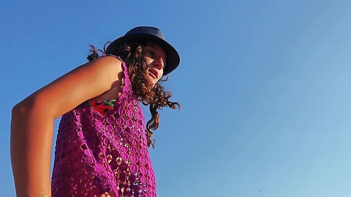 백인 모델 모자 라이프스타일 여자 행복 음악 하늘 갈색머리 한명 미소 사람 소녀 여름 파란색 파티 유행 귀여움 일몰 댄서 춤 우아함 클럽 싱글 디스코 밀짚 스타일 MOV 해외동영상 클립영상 서양인 직업 1 헤어스타일 잡화 계절 감정 어린이 컬러 컨셉 문화예술 표정 이벤트 생활 노을 짚 동영상 파일형식