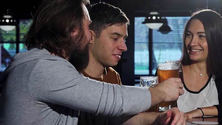 라이프스타일 남자 행복 음료 통신 유리 휴가 휴식 수염 기념 맥주 생맥주 미소 사람 이벤트 세명 친구 식당 축제 우정 카페 알코올 신선 바 맛 갈증 계산대 토스트 주말 옥토버페스트 힙스터 유흥 4K MOV 해외동영상 클립영상 패션 감정 빵 컨셉 관계 재질 주류 표정 생활 상점 동영상 파일형식