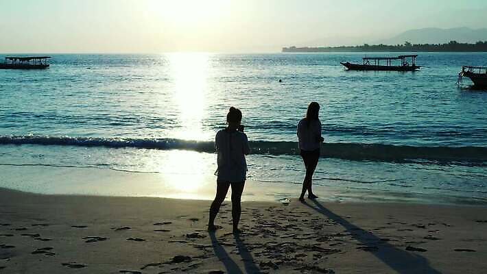 섬 백그라운드 하늘 휴가 따뜻함 사랑 어류 두명 모래사장 흰색 파라다이스 4K MP4 해외동영상 클립영상 감정 바다 컬러 사람 수중동물 동영상 파일형식