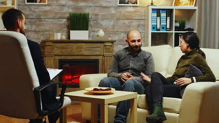 백인 직업 커플 여자 남자 지도 가족 관계 결혼식 남편 스트레스 대화 사람 앉기 성인 소파 사무실 외침 모임 분노 아내 충돌 상담 싸움 문제 곤란 정신과의사 치료사 헬프 심리치료 4K MOV 해외동영상 클립영상 서양인 감정 결혼 의자 비즈니스 모션 말하기 치료 소리 의사 도움 동영상 심리 파일형식