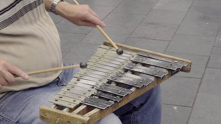 전통 손 문화 음악 백그라운드 놀이 타악기 거리 동양인 사람없음 목재 갈색 콘서트 공연 음악가 수확 기구 키보드 악단 클래식 오브젝트 복고 교향곡 멜로디 뮤지컬 옛날 스타일 4K MOV 해외동영상 클립영상 나무 직업 악기 컬러 컨셉 농업 재료 문화예술 인종 이벤트 신체부위 동영상 파일형식