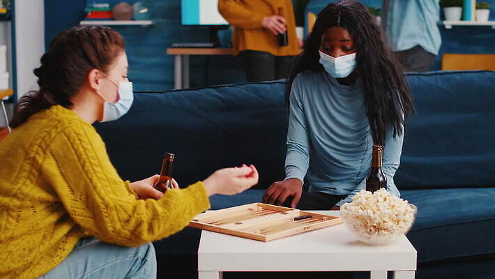 행복 흑인 거실 놀이 주택 맥주 대화 가면 마스크 미소 사람없음 친구 소파 글로벌 파티 검은색 우정 펼침 마시기 축하 바이러스 체스 보호 번짐 다인종 섞기 소셜 코로나바이러스 사교적 뉴노멀 4K MOV 해외동영상 클립영상 서양인 감정 컬러 컨셉 의자 관계 모션 주류 표정 말하기 인종 이벤트 건물 경제 동영상 파일형식 효과