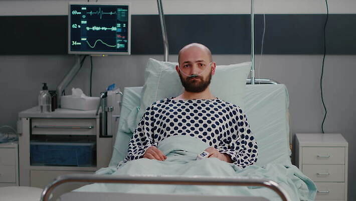 응시 컨셉 휴식 노동자 스트레스 주택 건강 병원 앉기 치료 약 카메라 건강관리 방 고통 환자 의사 슬픔 침대 호흡기관 고독 호흡 결과 질병 간호 튜브 병실 산소 거짓말 돌봄 치유 혼자 4K MOV 해외동영상 클립영상 직업 시선 감정 가구 의학 모션 관리 건물 전자제품 의료진 장기_의학 원소 동영상 파일형식